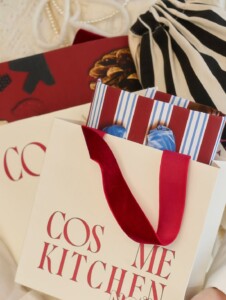 共有欲を掻き立てるデザイン。2025ホリデー限定、『投稿される体験』が詰まったコスメブランドのオリジナル紙袋